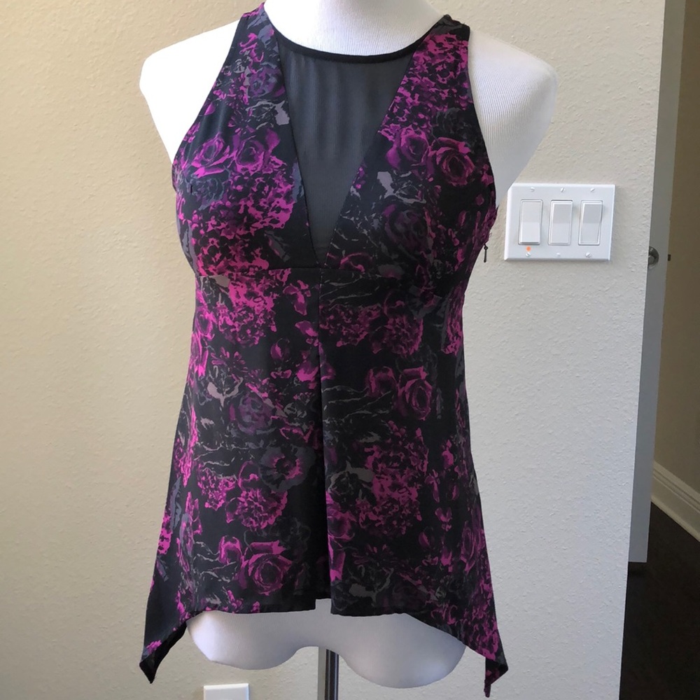 Floral sleeveless blouse with chiffon V-neck